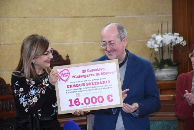 El colectivo 'Calasparra se Mueve' hace entrega de un cheque solidario de 16.000 euros a la Unidad de Investigación Oncológica del Hospital General Universitario Morales Meseguer