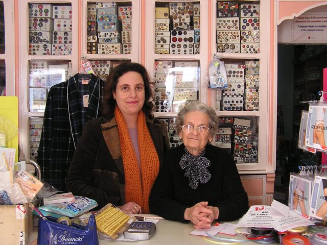  Foto: Angelita Moya Martínez junto a su tía Antonia Martínez Ruiz. Foto de María José Gomáriz.