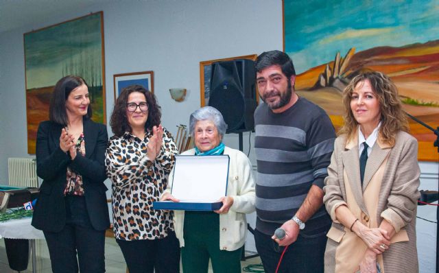 María Luisa Benítez Granados y Josefa Martínez Sánchez reciben el homenaje a la mujer